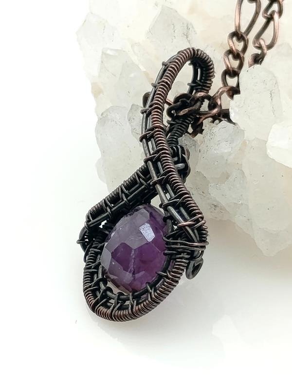 Ametyst - ręcznie wykonany wisiorek miedziany dla znaku Panny, Barana, Strzelca, Koziorożca, Wodnika i Ryb