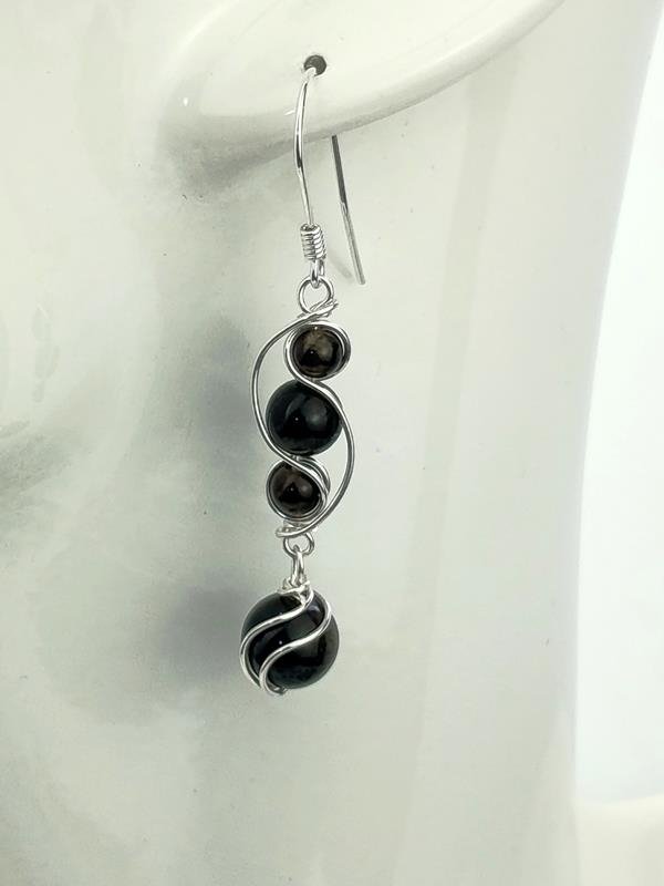 Obsydian złoty - kolczyki ze srebra próby Ag999, wymiary 5x1.1 cm, waga 4.2 grama,  rękodzieło