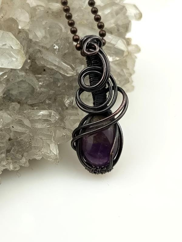 Damski wisiorek miedziany 2.8x1.1 cm z ametystem, łańcuszek mosiężny 44 plus 5 cm, waga 5.2 grama, rękodzieło