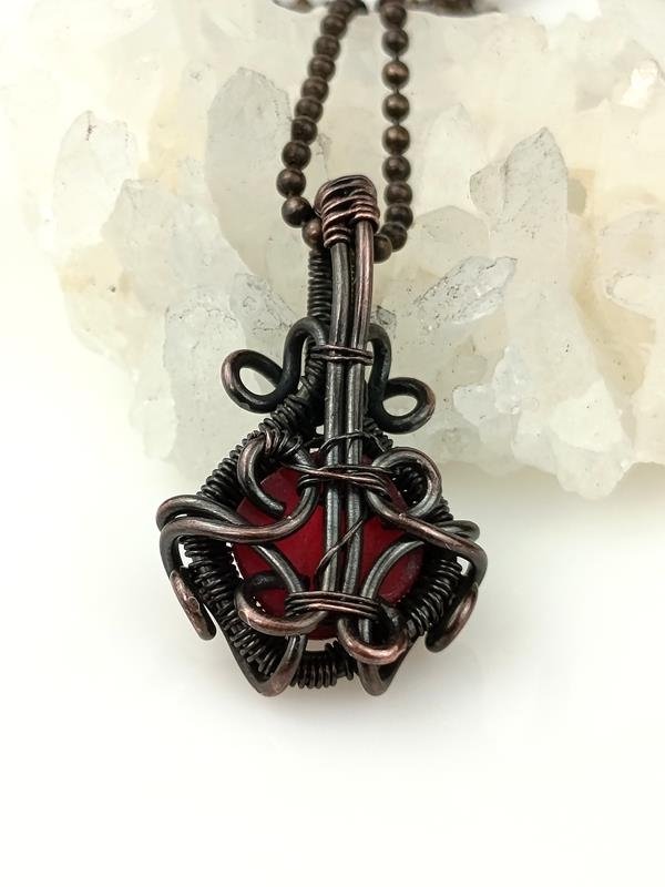 Prezent dla menedżera finansów - zawieszka miedziana z jadeitem na łańcuszku