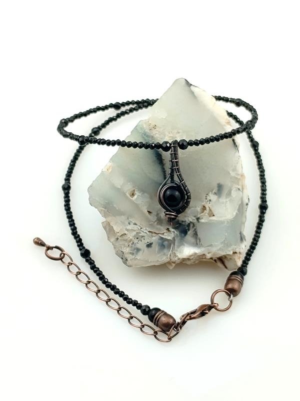 Naszyjnik z czarnym spinelem - kamieniem rewitalizacji, inspiracji, zwycięstwa