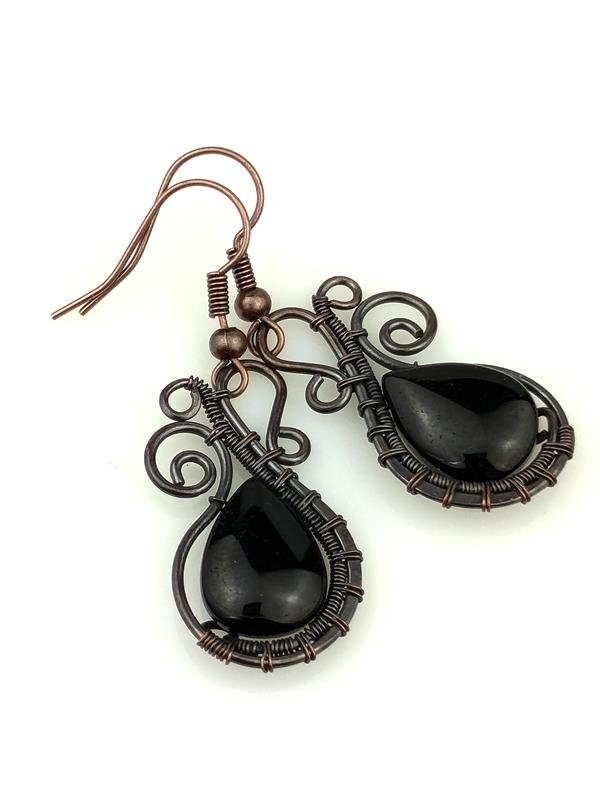 Kolczyki miedziane 4.4x1.6 cm z czarnym turmalinem, waga kolczyków 4.8 grama, rękodzieło