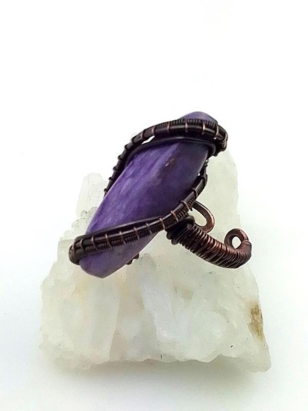 Pierścionek miedziany czaroitem dla numerologicznej 5, 6, 7 i 9