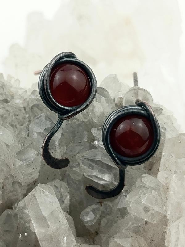 Kolczyki z drutu miedzianego z karneolem, wymiary 1.3x0.8 cm, waga 1.3 grama, prezent z okazji 17 rocznicy ślubu, rękodzieło