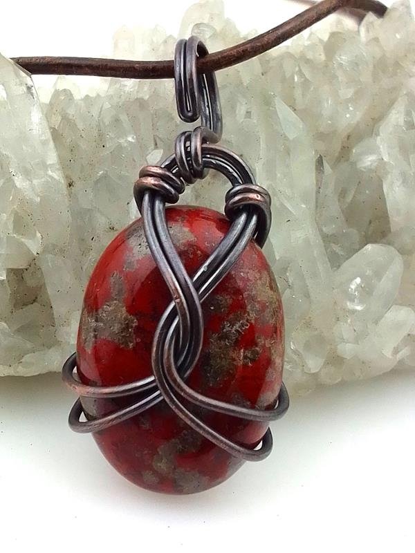 Jaspis czerwony – męski wisiorek miedziany dla policjanta