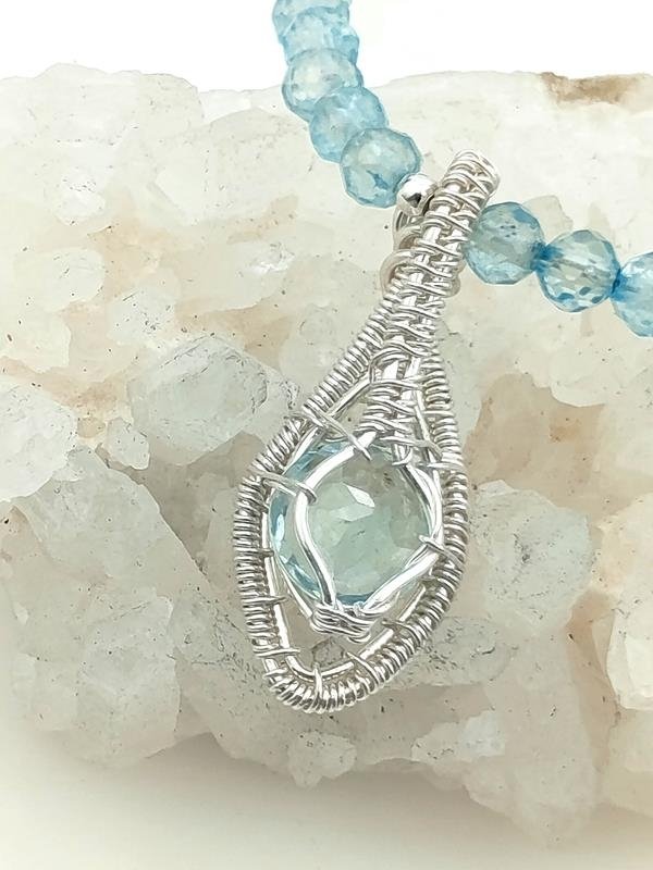 Prezent z okazji 4 rocznicy ślubu - naszyjnik ze srebra z błękitnym topazem