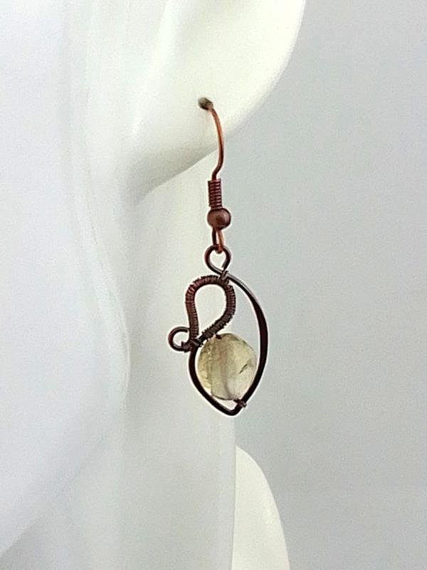 Kolczyki miedziane z polerowanymi kamykami naturalnego cytrynu