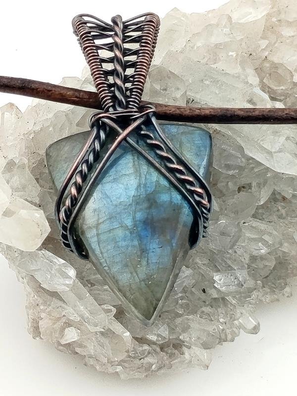 Męski wisiorek miedziany z labradorytem dla numerologicznej 4, 6, 7 i 9