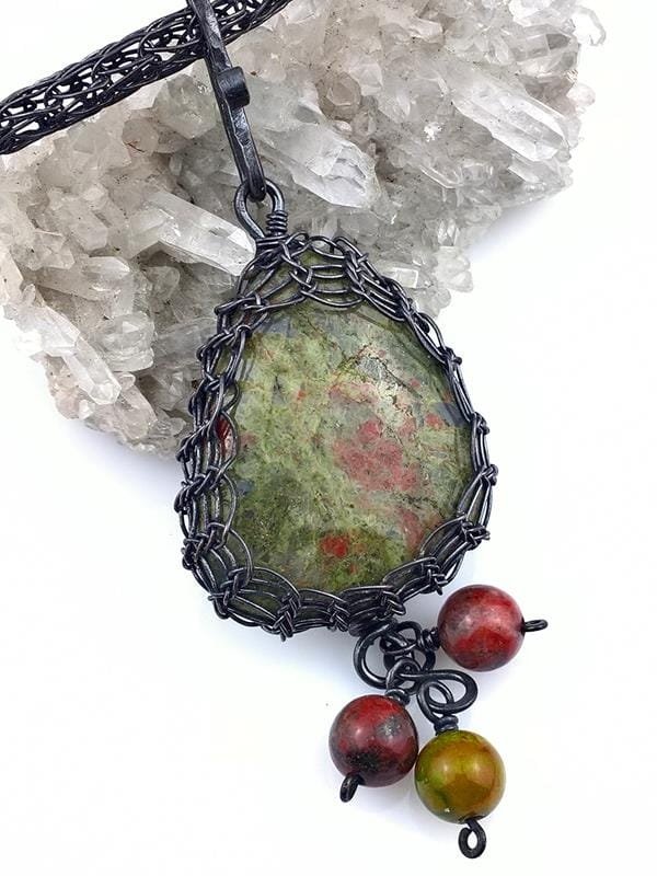 Zawieszka miedziana 5x3.1 cm, jaspis unakit, znak Skorpiona, łańcuszek