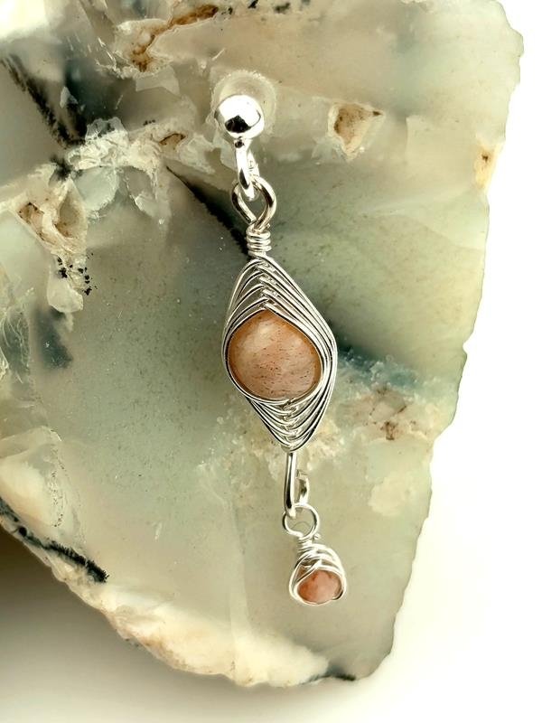 Kolczyki z kamieniem księżycowym – kamieniem tajemnicy, samopoznania,  intuicji