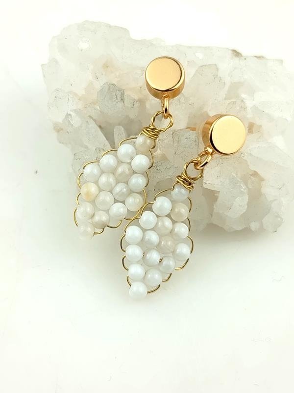 Masa perłowa - kolczyki mosiężne na pozłacanych sztyftach, wymiary 3.2x1.2 cm, waga 2.9 grama, rękodzieło