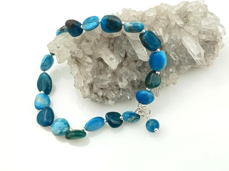 Damska bransoletka na podwójnej gumce z kamykami apatytu dla numerologicznej 5, 6, 8 i 9