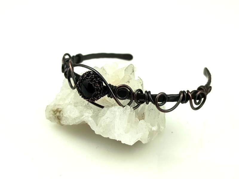 Bransoletka miedziana z czarnym onyksem dla znaku Koziorożca i Skorpiona