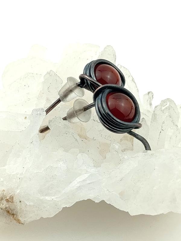 Kolczyki miedziane z karneolem – kamieniem odwagi, witalności, działania