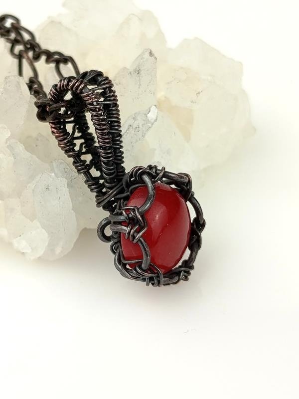 Prezent dla menedżera finansów - zawieszka miedziana z jadeitem