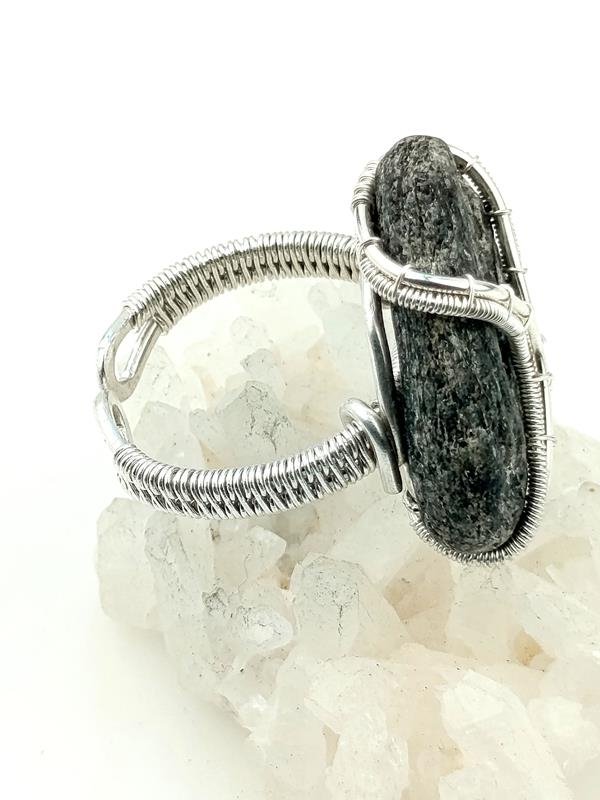 Serycyt (mika łupkowa) - pierścionek (27x24 mm) srebro Ag999, rozmiar 18 – regulowany, waga 10 gram, rękodzieło