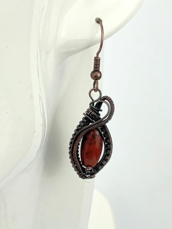 Jaspis czerwony - kolczyki miedziane, wymiary 4.4x1.3 cm, waga 4.1 grama, rękodzieło