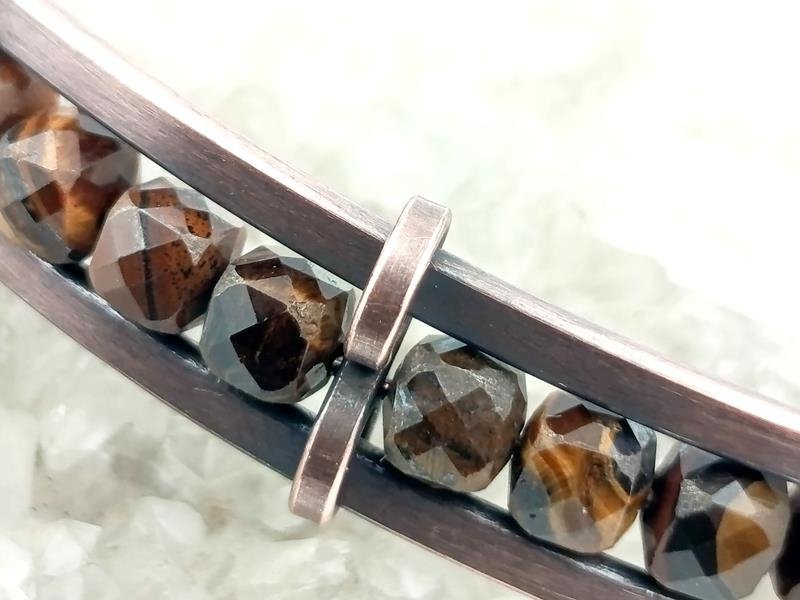 Męska bransoleta miedziana z tygrysim okiem – kamieniem, którego energia rezonuje z energią Słońca