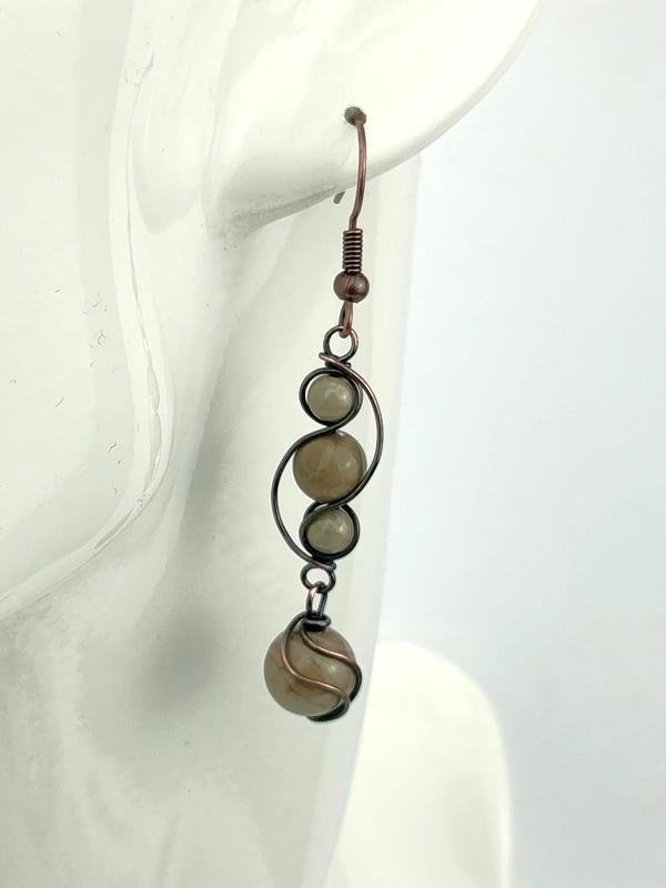 Kolczyki miedziane z jaspisem srebrzystym – kamieniem odporności i transformacji