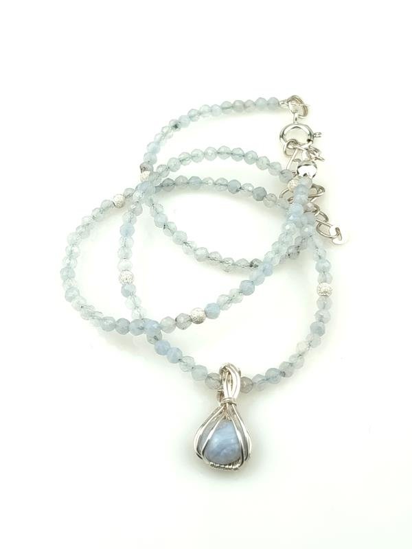 Naszyjnik z niebieskim agatem koronkowym dla znaku Ryb, Wodnika, Panny i Wagi