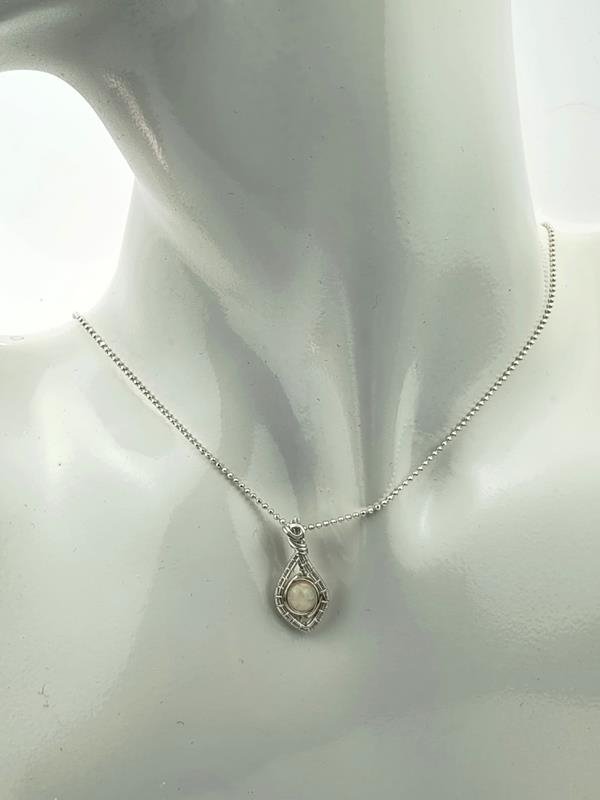 Wisiorek ze srebra Ag999 z opalem etiopskim dla numerologicznej 2, 6 i 8