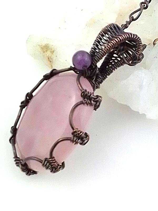 Kwarc różowy i ametyst  - zawieszka miedziana 3.2x2.2 cm - zdjęcie od prawej strony