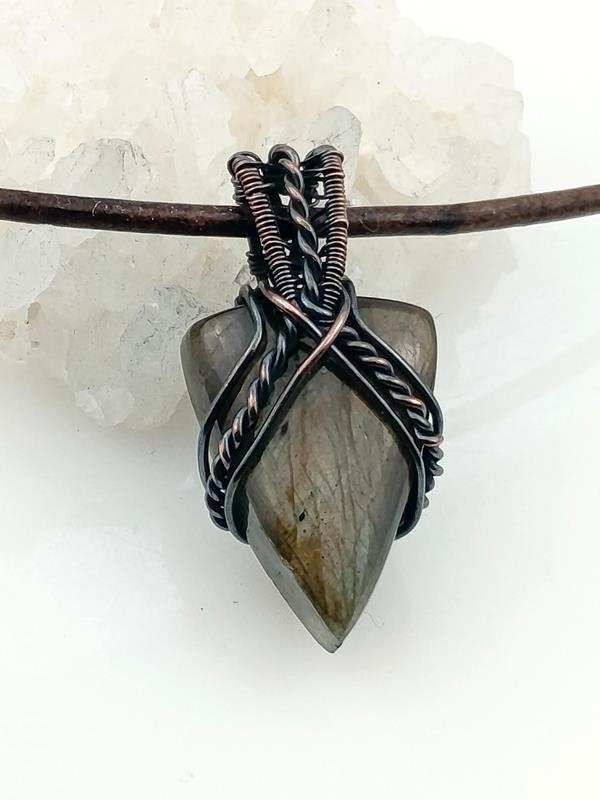 Męski wisiorek miedziany z labradorytem dla znaku Lwa, Skorpiona, Raka, Ryb i Strzelca