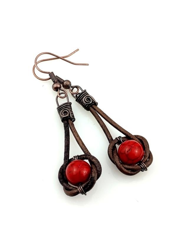 Kolczyki z rzemienia naturalnego z howlitem, wymiary 5.5x1.4 cm, waga 3 gramy, znak Bliźniąt, Panny, Strzelca, rękodzieło