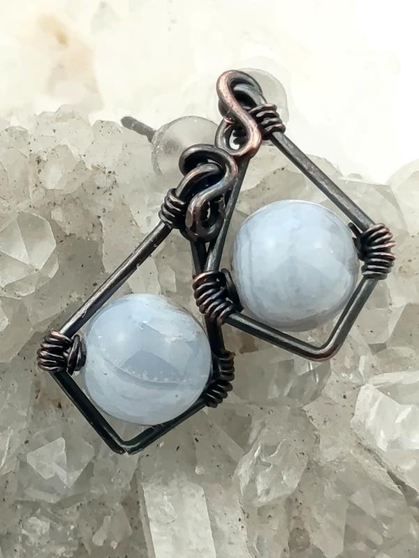 Niebieski agat koronkowy - kolczyki miedziane 1.5x0.9 cm, sztyfty, waga kolczyków 1.2 grama, rękodzieło