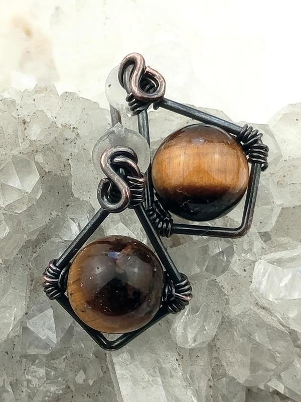 Tygrysie oko – kolczyki miedziane dla numerologicznej 1, 4 i 5, rękodzieło