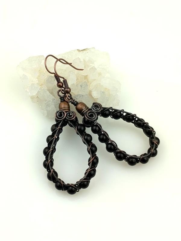 Kolczyki miedziane z czarnym turmalinem numerologicznej 2, 3, 4, 8 i 11