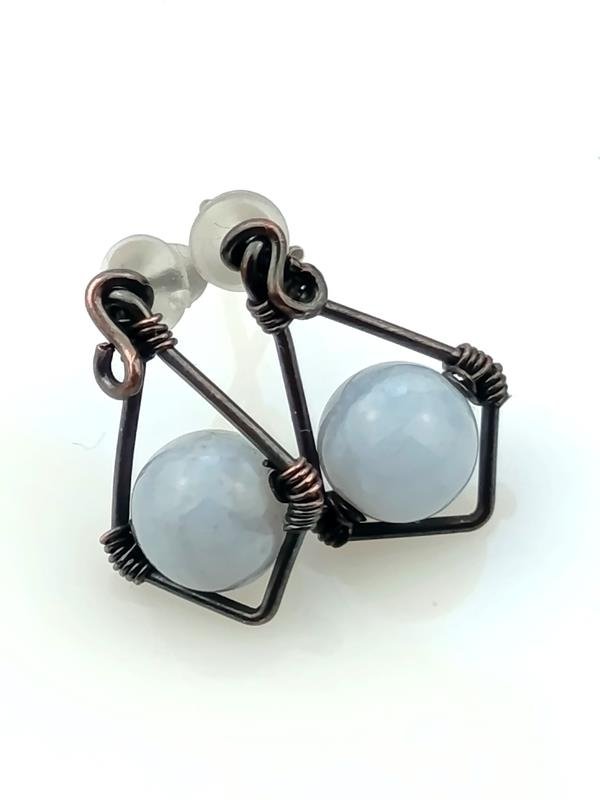 Kolczyki miedziane z niebieskim agatem koronkowym dla znaku Ryb, Wodnika, Panny i Wagi