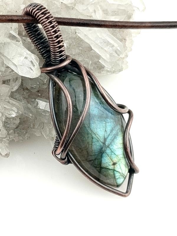 Labradoryt - męski wisior miedziany (5.3x2.3 cm) na rzemieniu 48.5 cm, waga naszyjnika 14 gram