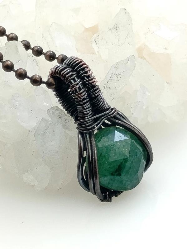 Ręcznie wykonany wisiorek miedziany z kwarcem dla znaku Byka, Panny, Wagi, Koziorożca i Wodnika. 