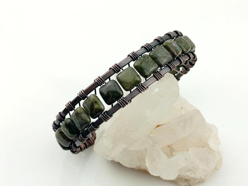 Męska bransoleta miedziana z ryolitem lasu deszczowego - kamieniem, którego energia rezonuje z energią Ziemi