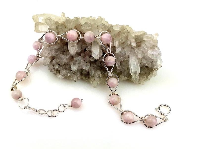 Damska bransoletka ze srebra Ag930 z kulkami naturalnego kunzytu, rękodzieło