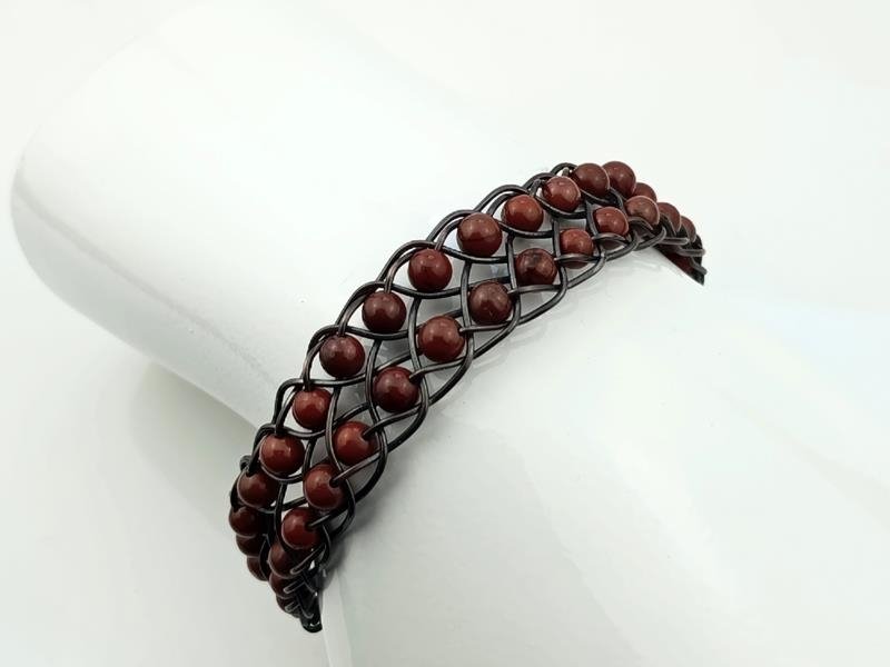 Regulowana bransoletka miedziana o splocie Kumihimo z kulkami jaspisu czerwonego – kamieniem wytrzymałości i siły fizycznej, rękodzieło. 