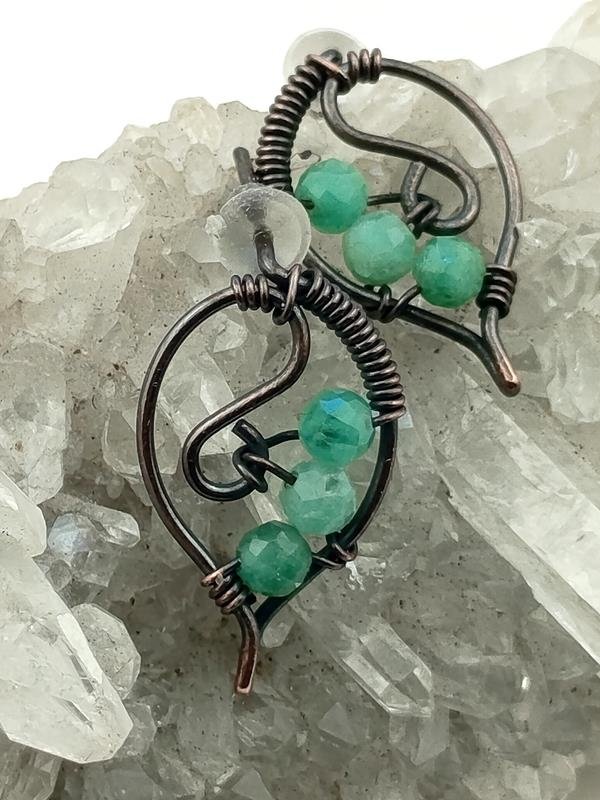 Kolczyki miedziane ze szmaragdem dla znaku Barana, Byka, Raka, Koziorożca i Bliźniąt