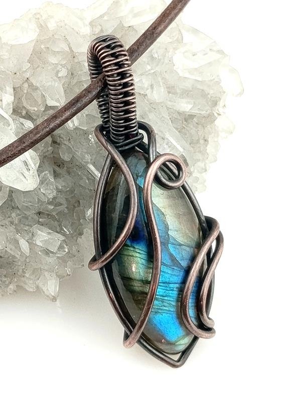 Męski wisior miedziany z labradorytem dla pisarza, kompozytora, fizjoterapeuty