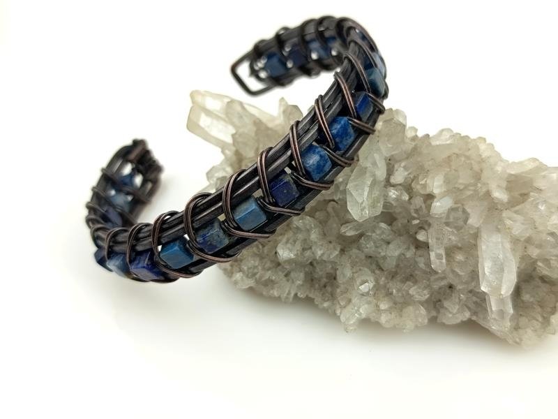 Męska bransoleta miedziana z kostkami lapis lazuli, obwód 18 cm, regulowany, waga 24 gramy, rękodzieło