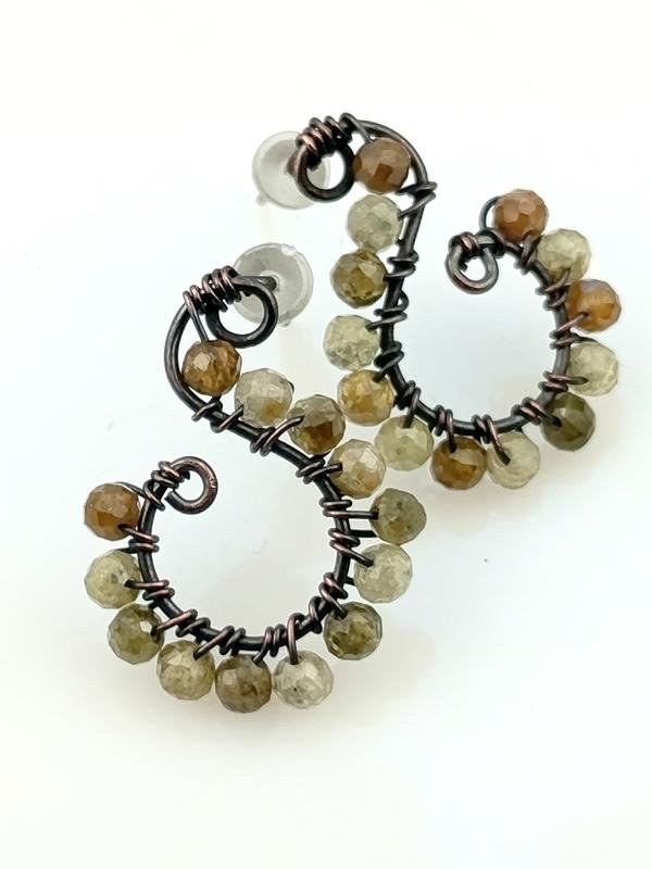 Kolczyki z drutu miedzianego z zielonym granatem(andradytem), wymiary 2x1.5 cm, waga 1.7 grama, 2 rocznica ślubu, rękodzieło