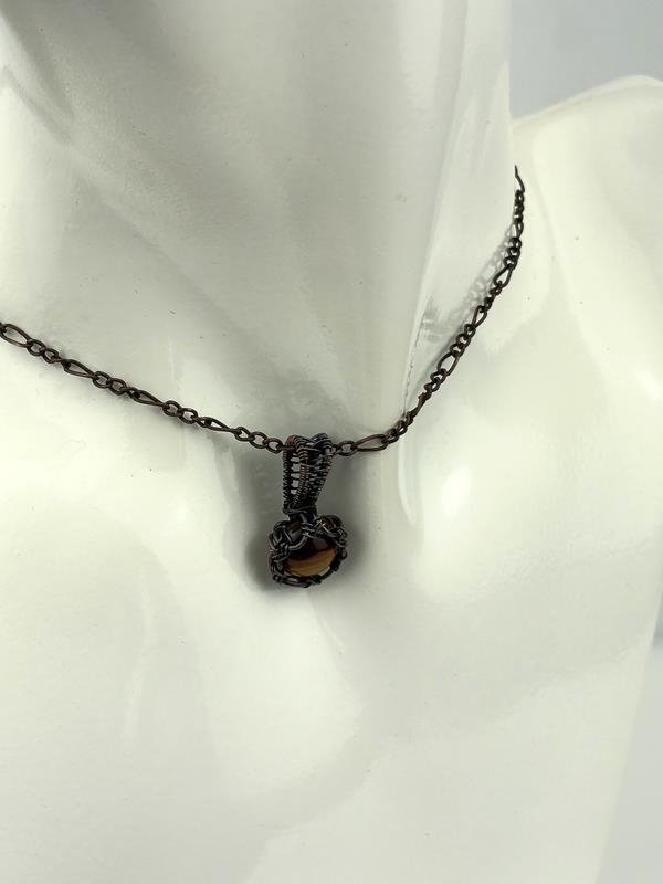 Tygrysie oko - zawieszka miedziana dla księgowej