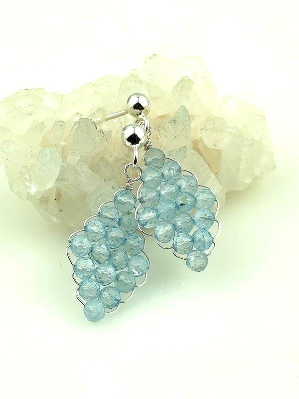 Kolczyki ze srebra Ag999 z błękitnym topazem dla chińskiego znaku Woła, Konia i Koguta