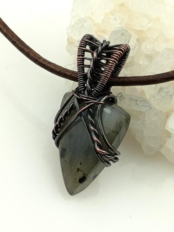 Męski wisiorek miedziany z labradorytem dla znaku Lwa, Skorpiona, Raka, Ryb i Strzelca