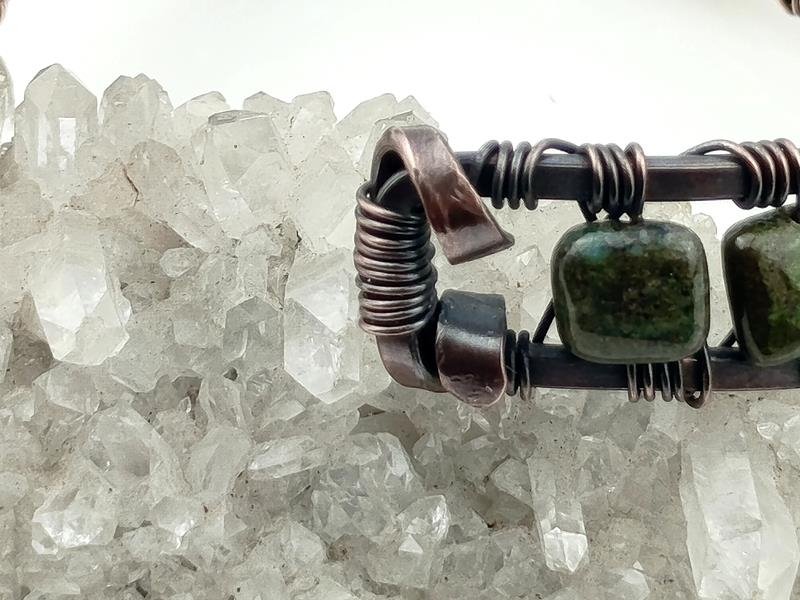 Bransoleta miedziana z ryolitem lasu deszczowego dla numerologicznej 6 i 8