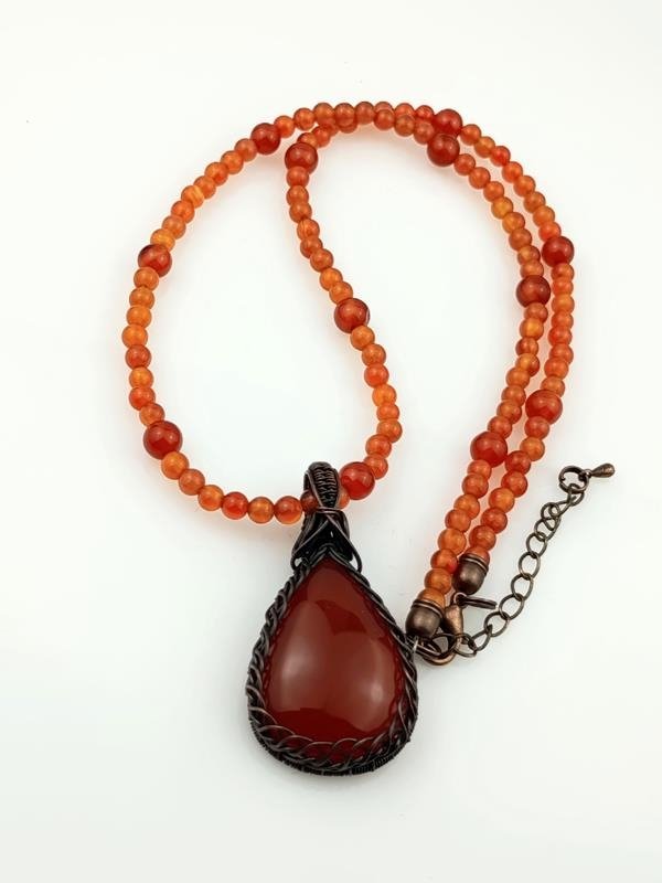 Naszyjnik z karneolem – kamieniem dla artystów, autorów, muzyków, pisarzy czy redaktorów