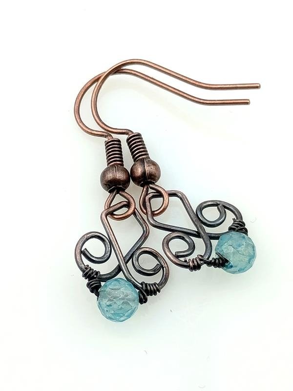 Kolczyki miedziane z kulkami błękitnego topazu dla artysty, autora