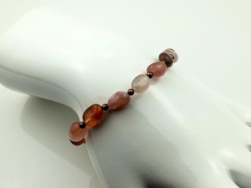 Prezent dla artystki - bransoletka na gumce z kamykami agatu z Botswany