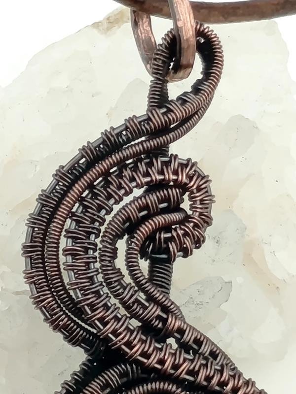 Wisior miedziany z ryolitem – kamieniem zmiany, różnorodności i postępu