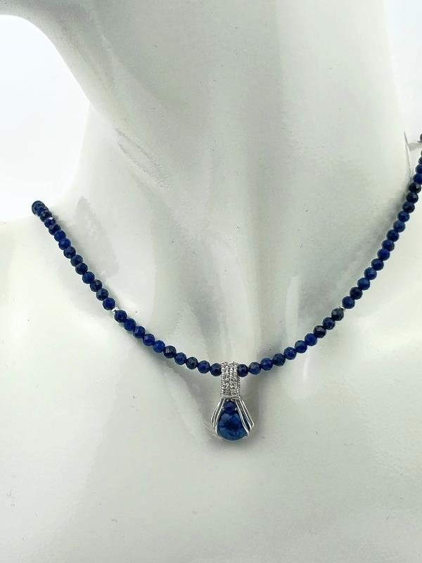 Naszyjnik z lapis lazuli i sodalitem o długości 44 cm plus 4 cm, wisiorek 2.1x1.1 cm, srebro, waga naszyjnika 9.8 grama, rękodzieło